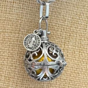 Llamador san benito de la abundancia en plata con esfera dorada y cofre de deseos