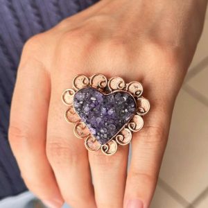 Anillo drusa amatista corazon con engaste artesanal de cobre en la mano