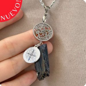 Dije escudo inquebrantable en plata con tetragramaton san benito y turmalina negra
