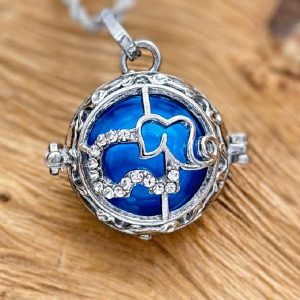 Llamador buena fortuna elefante en plata con circonias brillantes y esfera azul