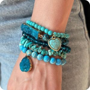 pulsera rompe sombras con drusa azul brillante y cuentas de jaspe de sedimento marino