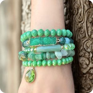 Store Pulsera espiritual verde con piedras naturales y cristales facetados