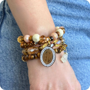 Store pulsera San Benito abundante multicapa con medalla y ojo de tigre