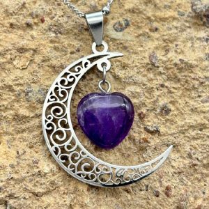 Dije luna calmante amatista en plata con filigrana y corazon de cristal natural