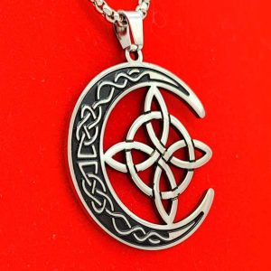 Dije luna nudo de bruja en plata con grabado celta de proteccion