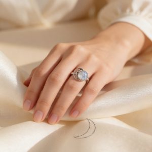 Anillo piedra luna en plata ley 925 ajustable con diseno en bisel y luna