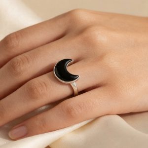 Anillo onix luna en plata ley 925 ajustable con diseno en bisel