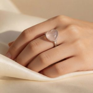 Anillo cuarzo rosa corazon en plata ley 925 ajustable con diseno biselado