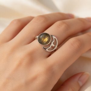 Anillo labradorita luna en plata ley 925 ajustable con diseno en bisel