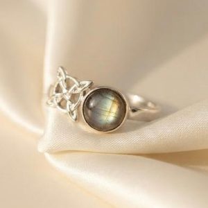Anillo labradorita nudo bruja en plata ley 925 ajustable con diseno en bisel