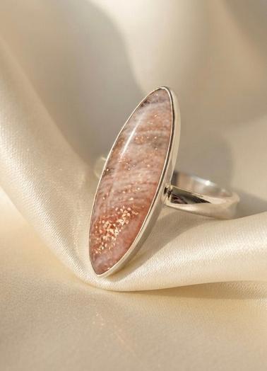 Anillo piedra del sol en plata ley 925 ajustable con diseno en bisel Anillo piedra del sol en plata ley 925 ajustable con diseno en bisel